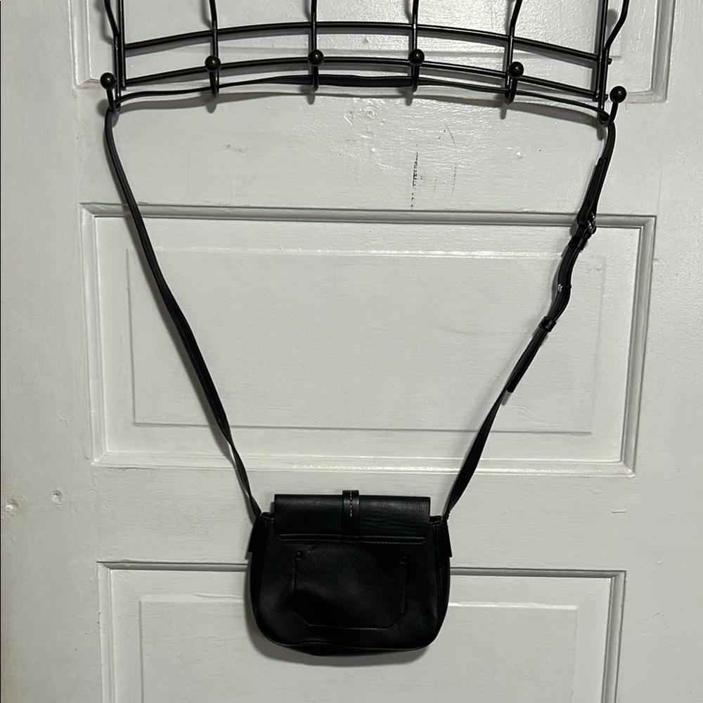 Elegant Black Crossbody Bag with Structured Design - Picture 3 of 10
